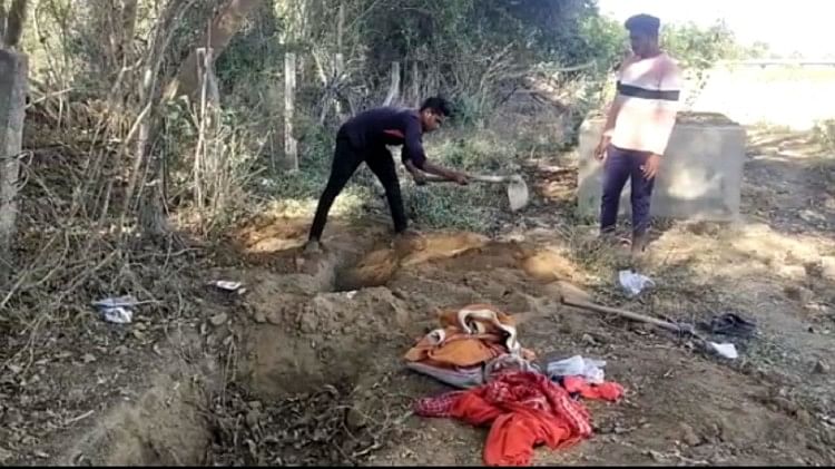 बच्चे की लाश लिए दो दिन भटकती रही मां: बीमार हुई तो पति ने मारपीट कर घर से निकाला, पिता ने भी नहीं दिया आसरा बच्चे के शव को दफनाने के लिए खुदाई करते कर्मचारी।