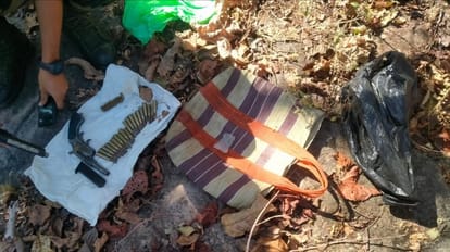 वॉटरफाल के पास से बरामद हुए हथियार।