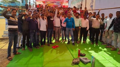 हड़ताली शिक्षकों ने प्रदर्शन किया।