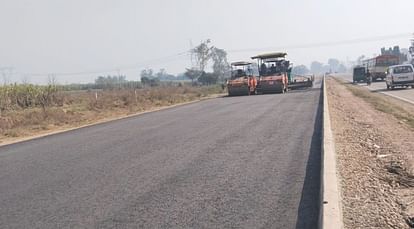 मेरठ गढ हाइवे पर होता सड़क का निर्माण कार्य। संवाद