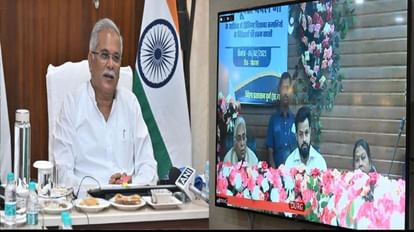 Chhattisgarh: चिटफंड कंपनी के निवेशकों को मिली जीवनभर की गाढ़ी कमाई, सीएम भूपेश ने लौटाई 40 करोड़ की राशि चिटफंड कंपनी के शिकार निवेशकों को पैसा लौटाते सीएम भूपेश बघेल