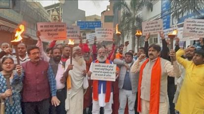 श्री रामचरितमानस का अपमान करने वालों के विरोध में प्रदर्शन करते यूनाइटेड हिंदू फ्रंट के नेता जय भगवान गोयल और अन्य।