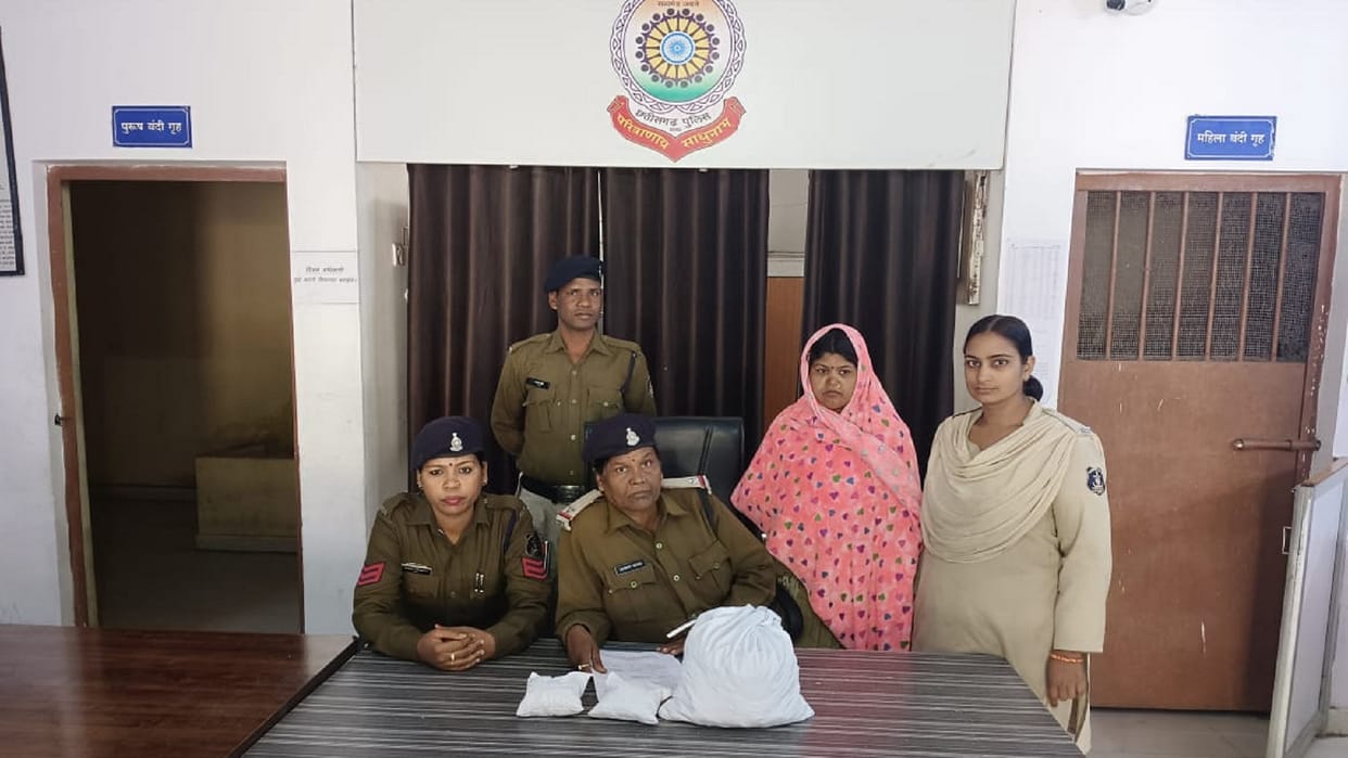 ganja smuggler caught from utkal express train ac coach in bilaspur
