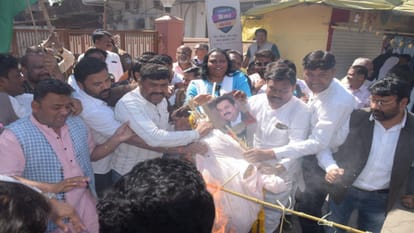 Congress burnt an effigy in Ujjain against Gautam Adani by taking out a fury tour