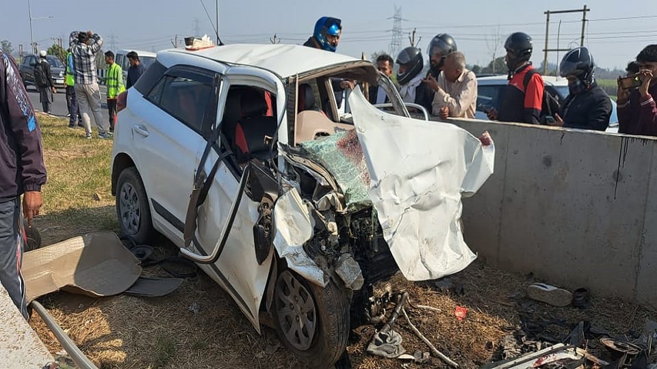 speeding vehicle overturned after colliding with a divider two killed and three injured In Hapur