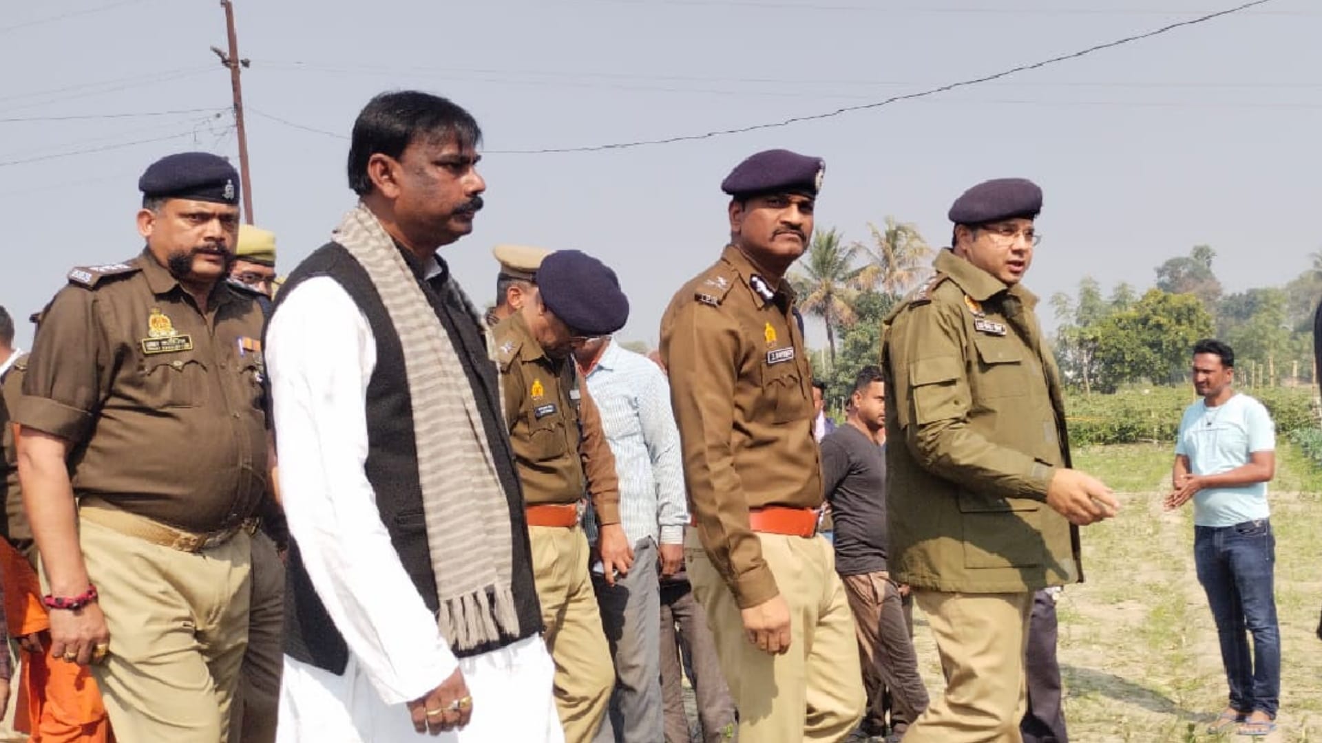 Killed wife and two children by slitting throat in Gorakhpur, then committed suicide by setting fire