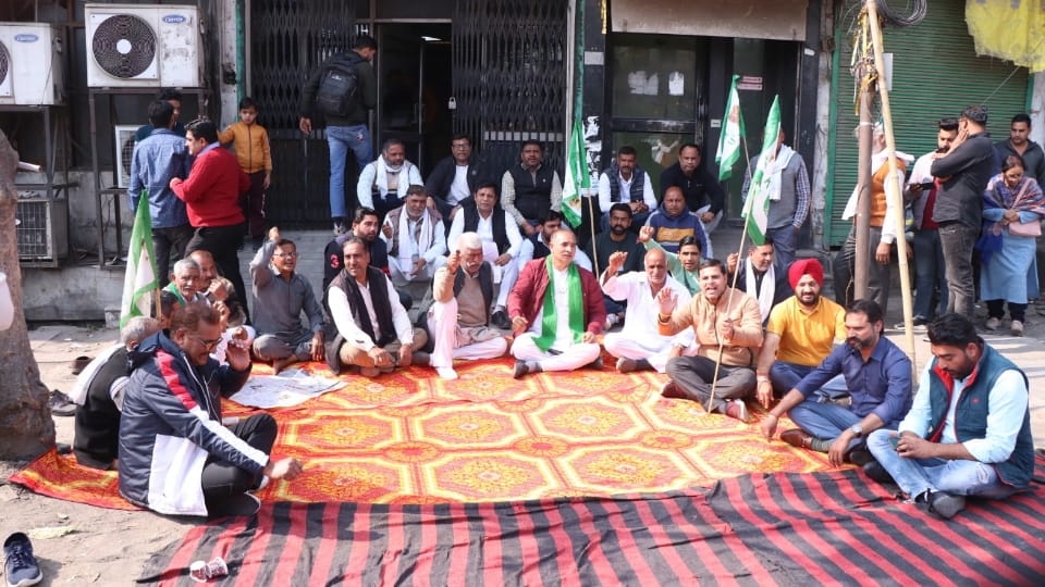 Yamunanagar: Eight lakh rupees deducted from farmer savings account by PNB, farmers protested