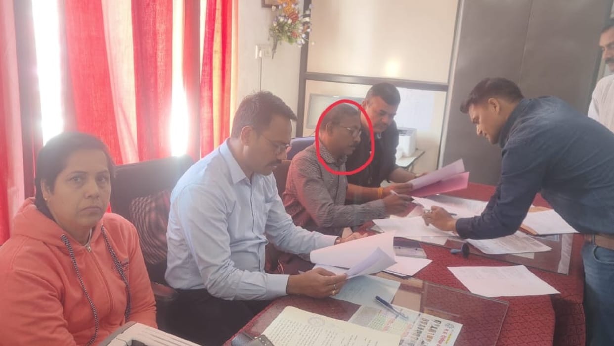 Jabalpur: Demanding bribe despite judicial order, Lokayukta caught red handed