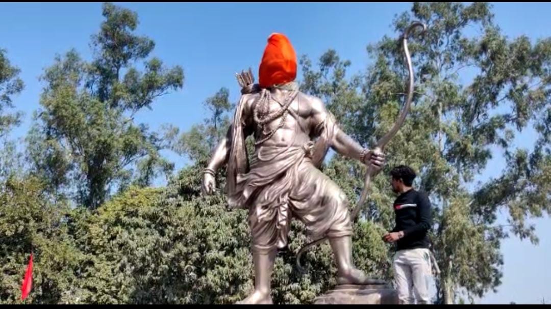 Lucknow News: 12 feet tall and 1200 kg statue of Laxman installed at Amausi airport