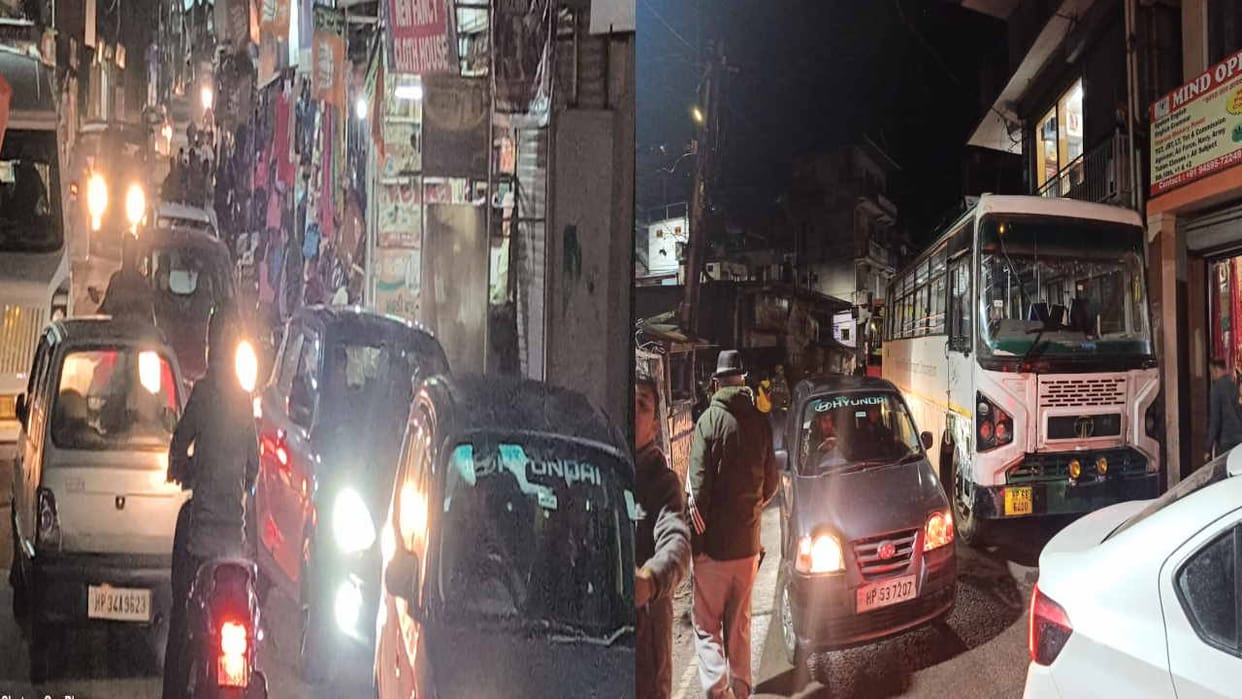 Truck stuck in drain in Jogindernagar city, Mandi-Pathankot highway was disrupted for an hour