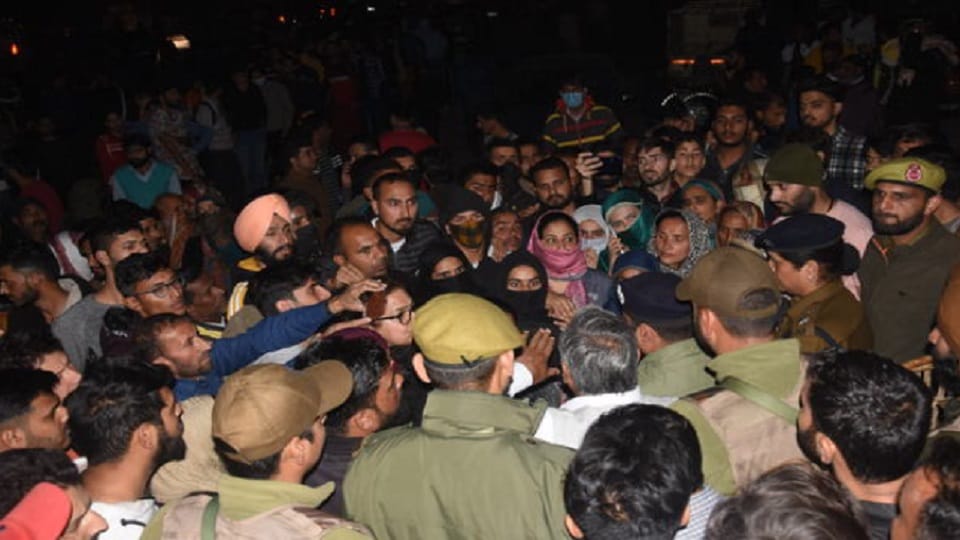 Jammu Kashmir: Showroom owner got stones pelted to stop encroachment removal, three people in custody