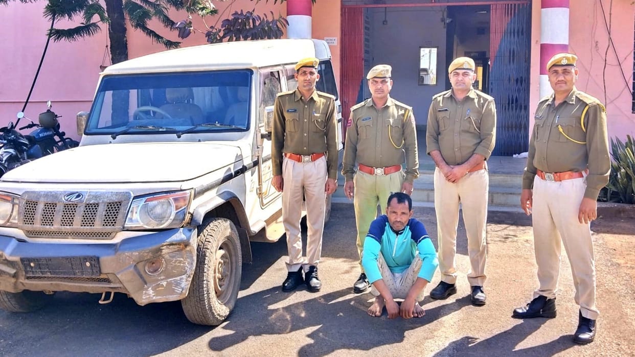 Pratapgarh Police chased and caught smuggler who broke blockade recovered 316 kg doda sawdust from Bolero