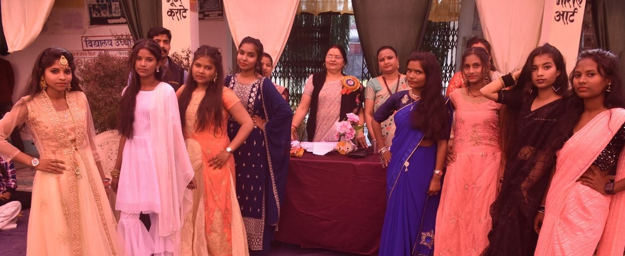 Girl student Khushi crowned Miss Barokhar