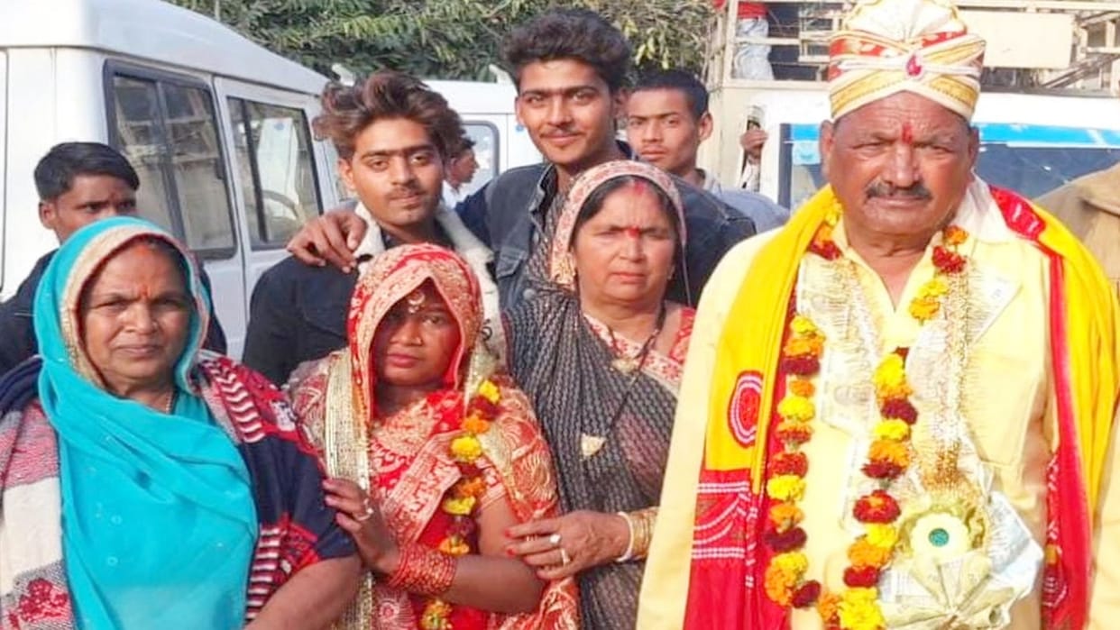 Unique Wedding In UP 65 year old man married 23 year old girl in Ayodhya