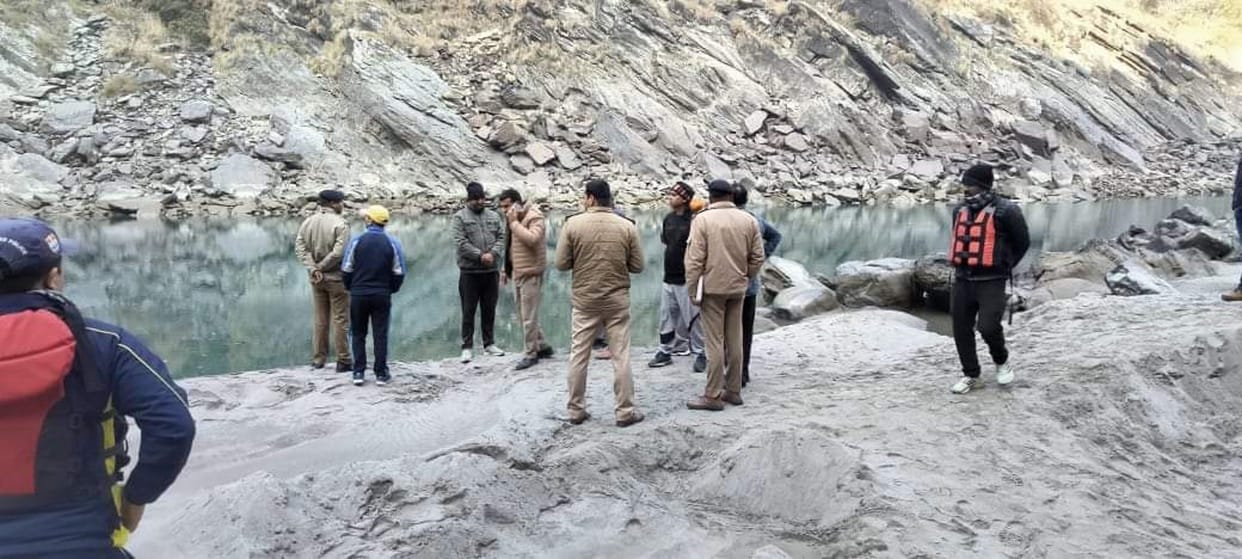 Two brothers drowned in river after slipping their feet Pauri uttarakhand news in hindi
