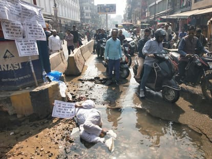 Akhilesh Yadav surrounded the government by tweeting the video of the councilor lying in the water