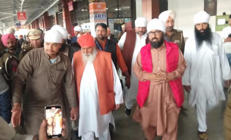Saint Niranjan Das left from varanasi with Sangat after taking blessings of birthplace of Saint Ravidas.