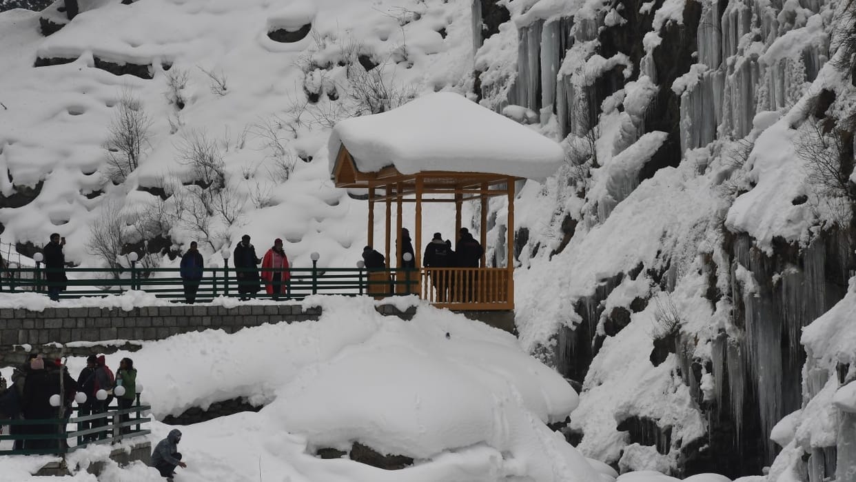 Jammu Kashmir: Heavy rain-snowfall at many places in state, vehicular movement stalled on Mungal Road
