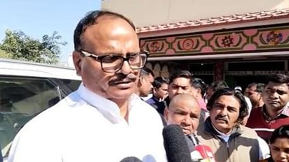 अचानक स्कूल पहुंचे डिप्टी सीएम, ग्रामीणों का हाल जाना