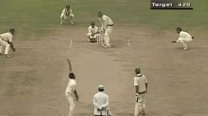 अनिल कुंबले अपने ऐतिहासिक प्रदर्शन के दौरान गेंदबाजी करते हुए