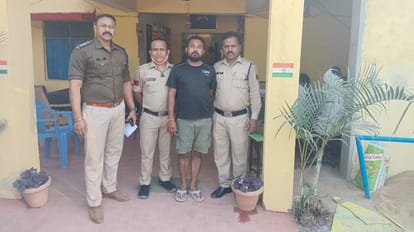 पुलिस गिरफ्त में आरोपी शराब तस्कर।