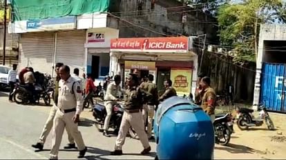 व्यवसायी के चालक से सवा लाख की लूट!: थाने पहुंचकर बोला- साहब लूट हो गई, पुलिस ने पूछताछ की तो बेहोश होकर गिरा बैंक में पूछताछ के बाद लौटते पुलिसकर्मी।