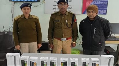 रेलवे पुलिस ने दुकानदार को लौटाया ट्रेन में मिले मोबाइल और टैबलेट।