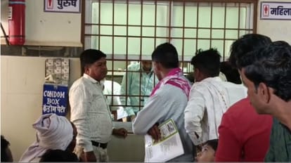 बालोद में जिला अस्पताल के दवा काउंटर के पास लगाया गया कंडोम बॉक्स।