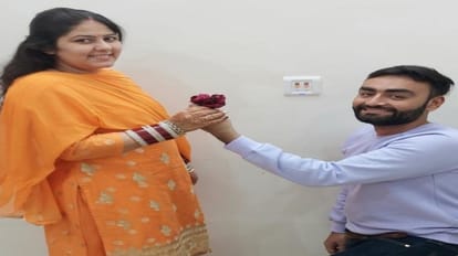 फूल नहीं मेरा दिल है: रोज डे पर किया प्यार का इजहार, युवाओं में दिखा उत्साह रोज डे पर गुलाब का फूल देते हुए