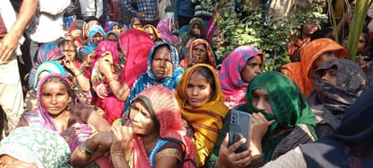 Outpost in-charge accused of beating and abusing, jam on Azamgarh-Varanasi main road for two hours