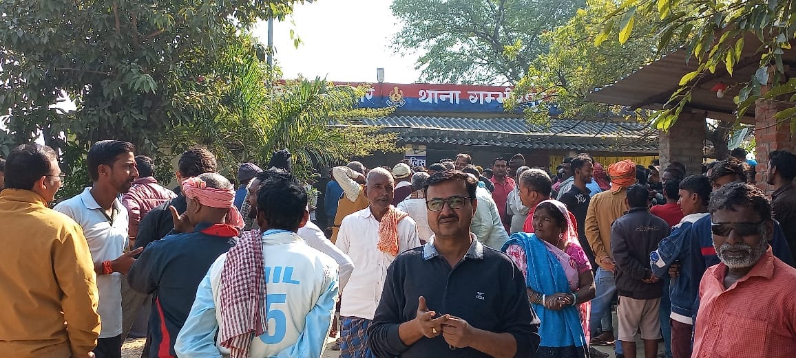 Outpost in-charge accused of beating and abusing, jam on Azamgarh-Varanasi main road for two hours