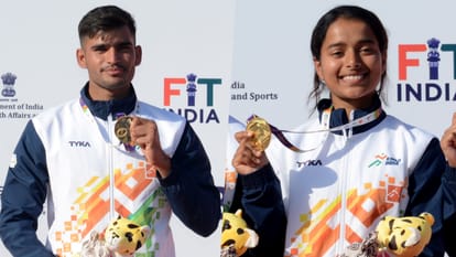 कैनो स्लैलम के खिलाड़ी विशाल वर्मा और भूमि बघेल अपने गोल्ड मेडल दिखाते हुए