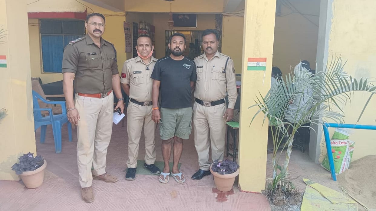 liquor smuggler arrested for trying to crush police sub inspector in jagdalpur