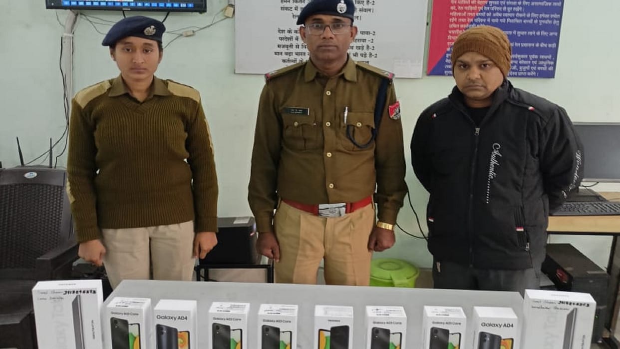 rpf returned mobile and tablet found in train to shopkeeper in korba