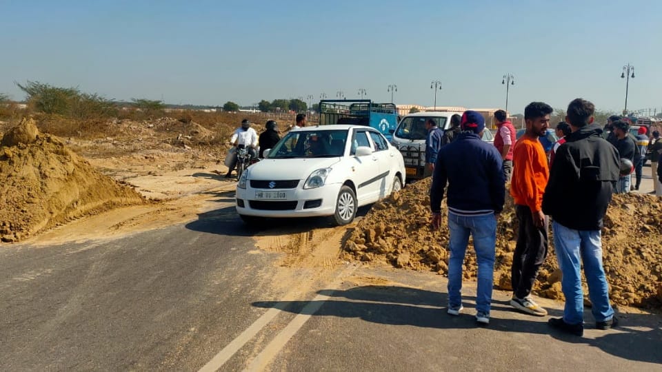 Hisar: Officers close road for airport construction, villagers protest