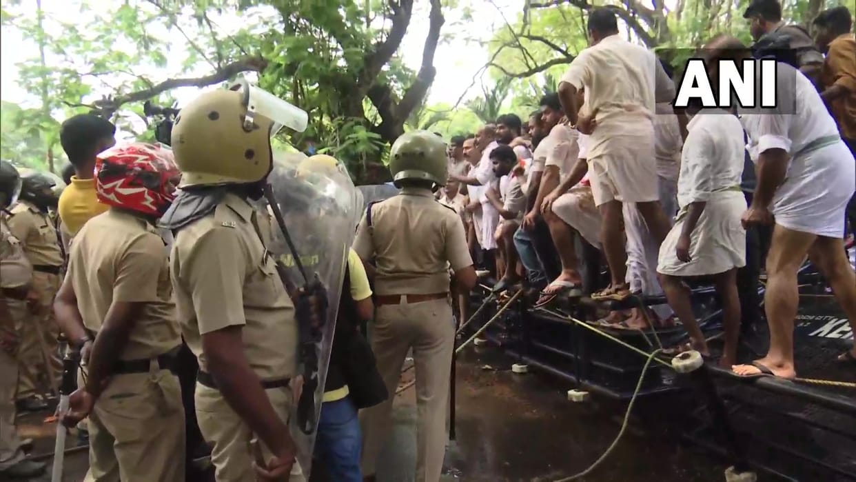 kerala congress workers protest against budget petrol diesel cess police used tear gas and water cannon