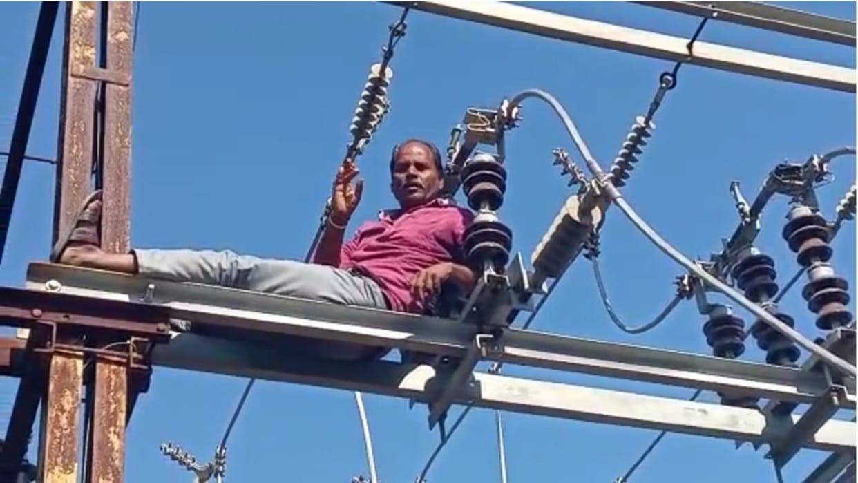 Employee of electricity department climbed on powerhouse after being removed from job in Damoh Madhya Pradesh