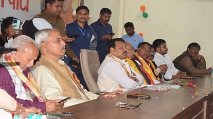 BJP minister Anoop Pradhan said Akhilesh Yadav is not a Shudra he comes from a backward caste In Mainpuri