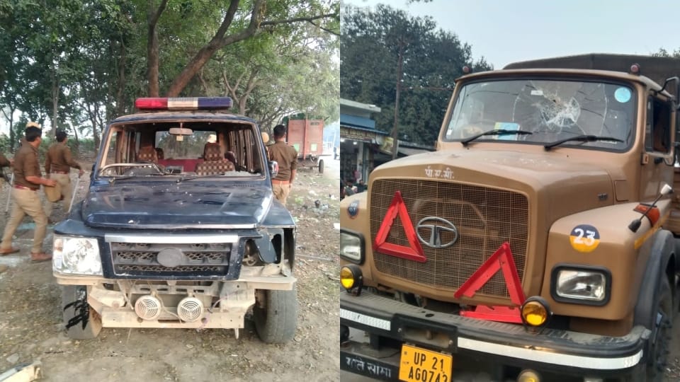 Clash between farmers and police and protesters vandalized vehicles in Shahjahanpur