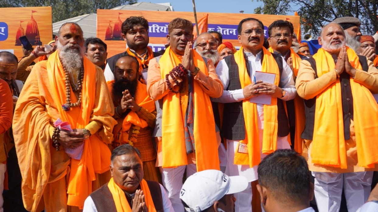 Delhi Priests protested against over monthly salaries outside the residence of CM Kejriwal get bjp support