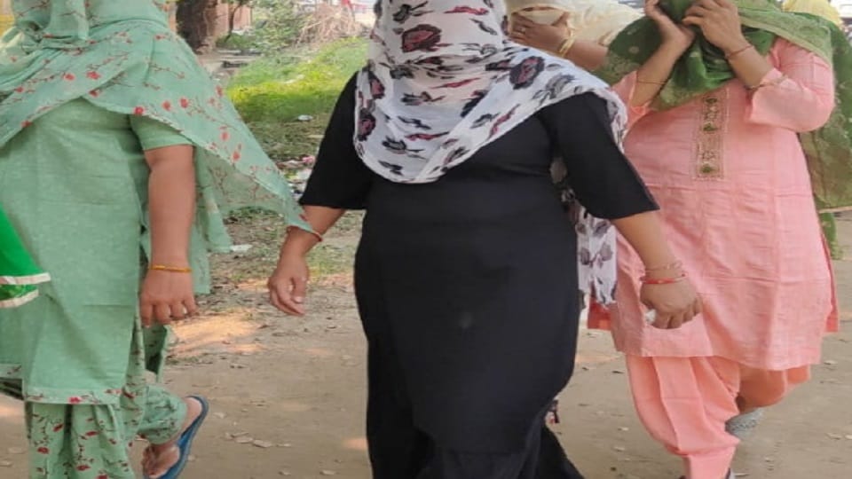 wife of four man absconded with her lover after taking first installment of PM Awas in Barabanki