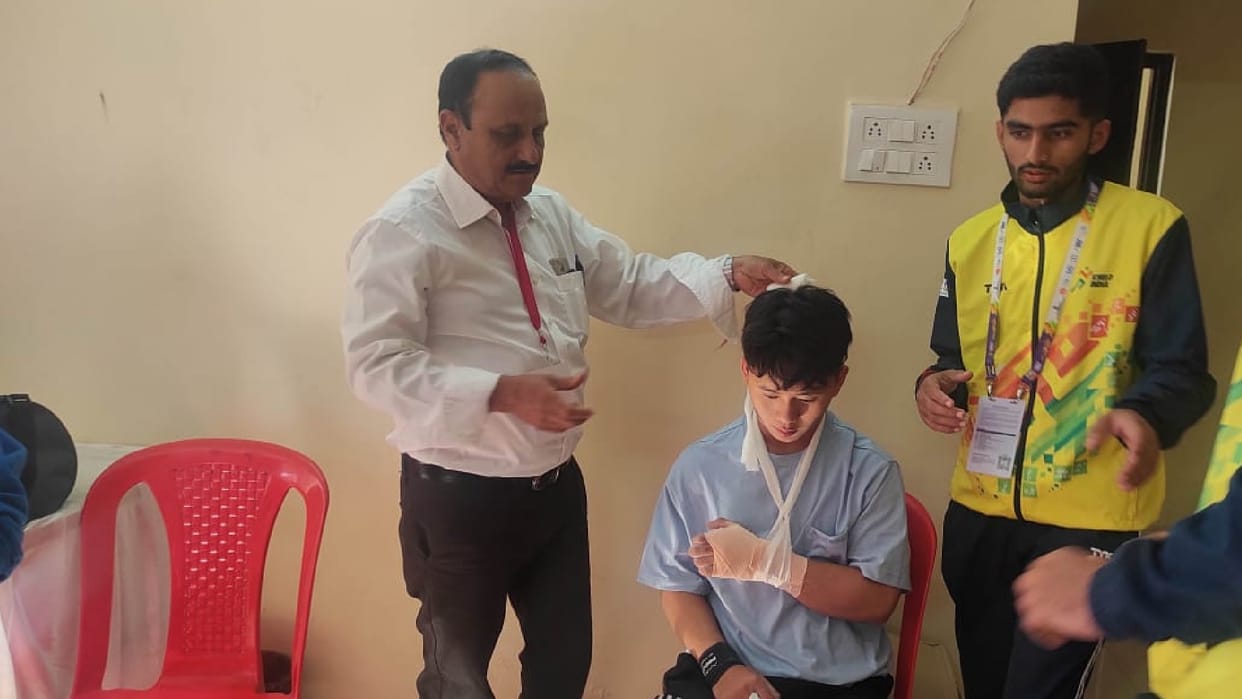 Athlete who lifted 139 kg in weight lifting injured, wrist twisted