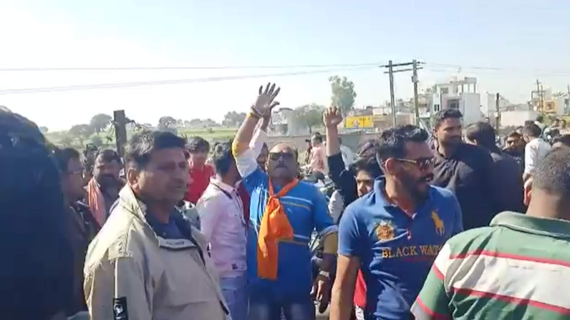 शिप्रा नदी में गाय का सर मिलने से आक्रोशित बजरंग दल के कार्यकर्ता