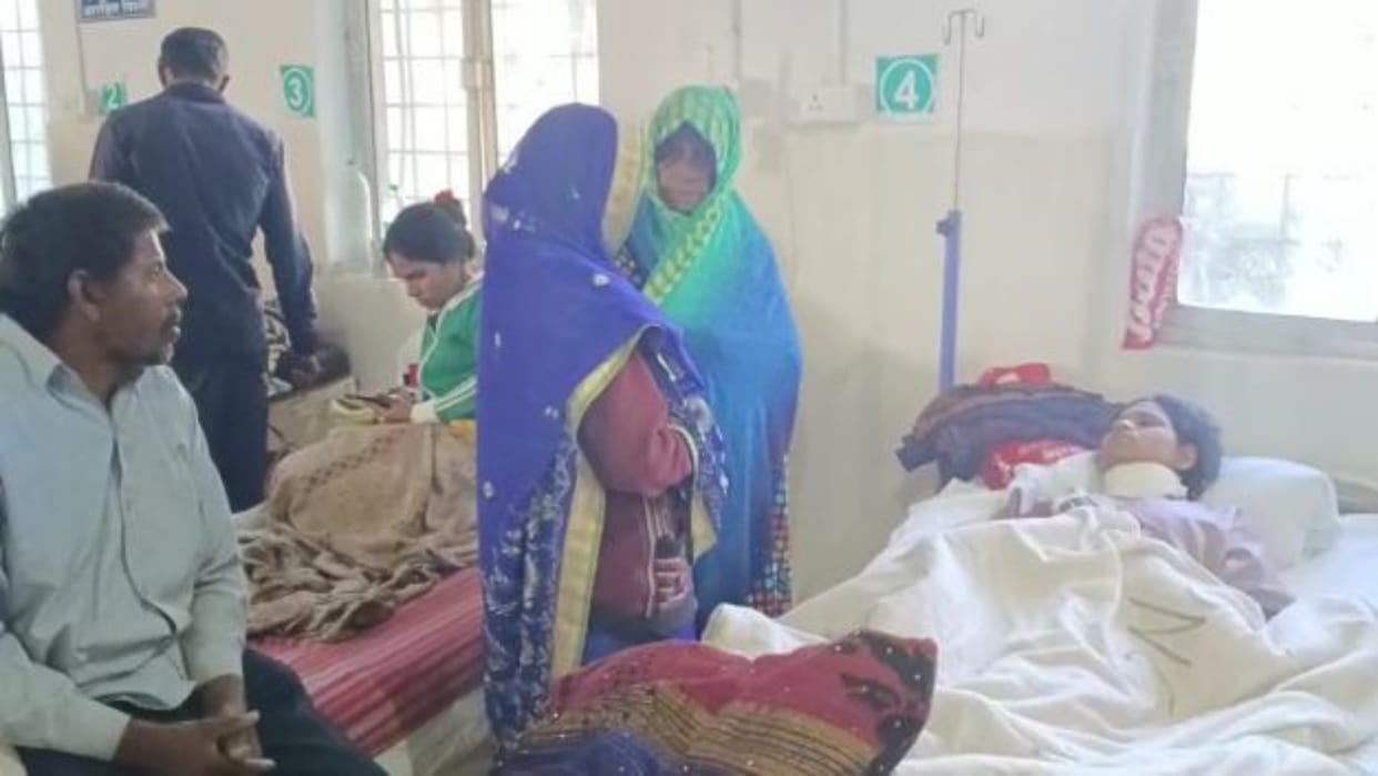 Sidhi News When the girl refused to marry the lover cut her throat with a blade