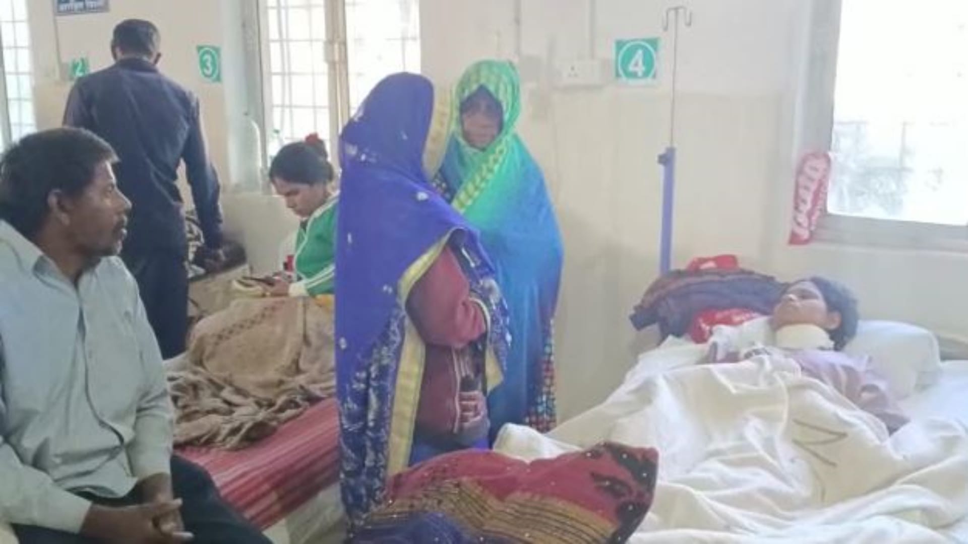 घायल युवती का इलाज जारी