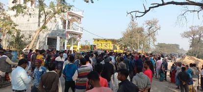 Outpost in-charge accused of beating and abusing, jam on Azamgarh-Varanasi main road for two hours