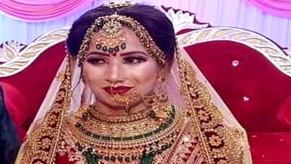 newly married woman dead body found hanging in the room in bareilly