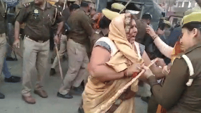 Clash between farmers and police and protesters vandalized vehicles in Shahjahanpur