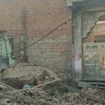मस्जिद के पास बना पीड़ित का घर, जिसे तोड़ दिया गया।