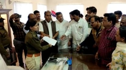 MP News: बैतूल में पुलिस कस्टडी में मौत की कांग्रेस ने की न्यायिक जांच की मांग, एसपी ने एसडीओपी को जांच सौंपी एसपी सिमाला प्रसाद को आवेदन सौंपते कांग्रेस नेता व मृतक के परिजन